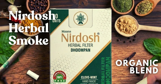 Nirdosh Herbal Filter Dhoompanのパッケージと、クローブやハーブなどの天然素材を並べたオーガニック製品のイメージ。